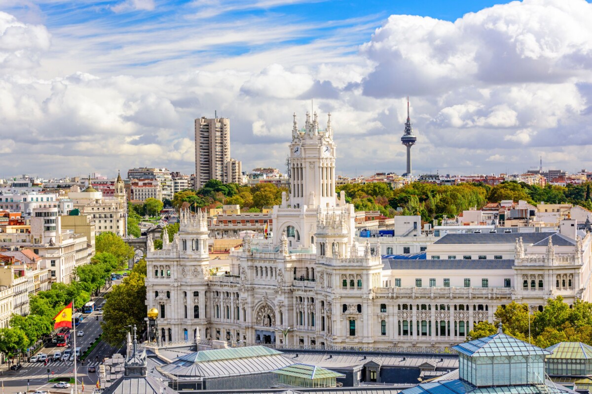 Pogled na središte Madrida s palačom Cibeles u prvom planu i panoramom grada u pozadini