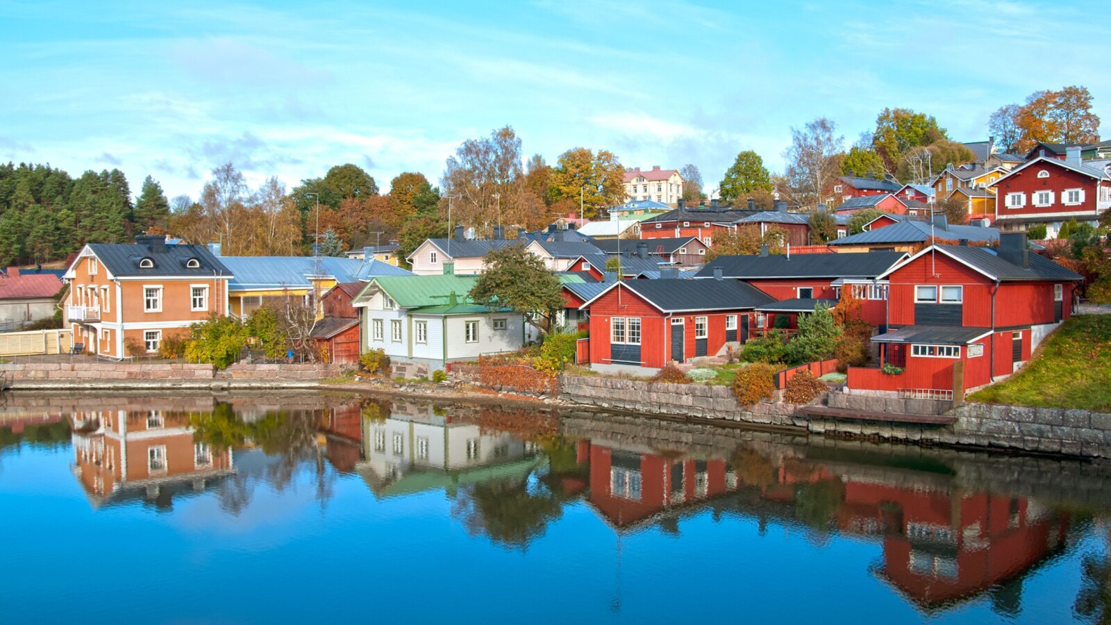 porvoo-finska Koliko jezera ima u Finskoj. Mejsto Porvoo koje leži uz obalu prekrasnog jezera i šarene kuće koje ga okružuju.