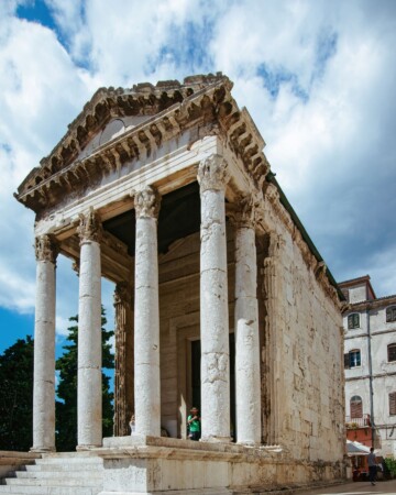 Augustov hram, primjer rimske monumentalne arhitekture u središtu Pule