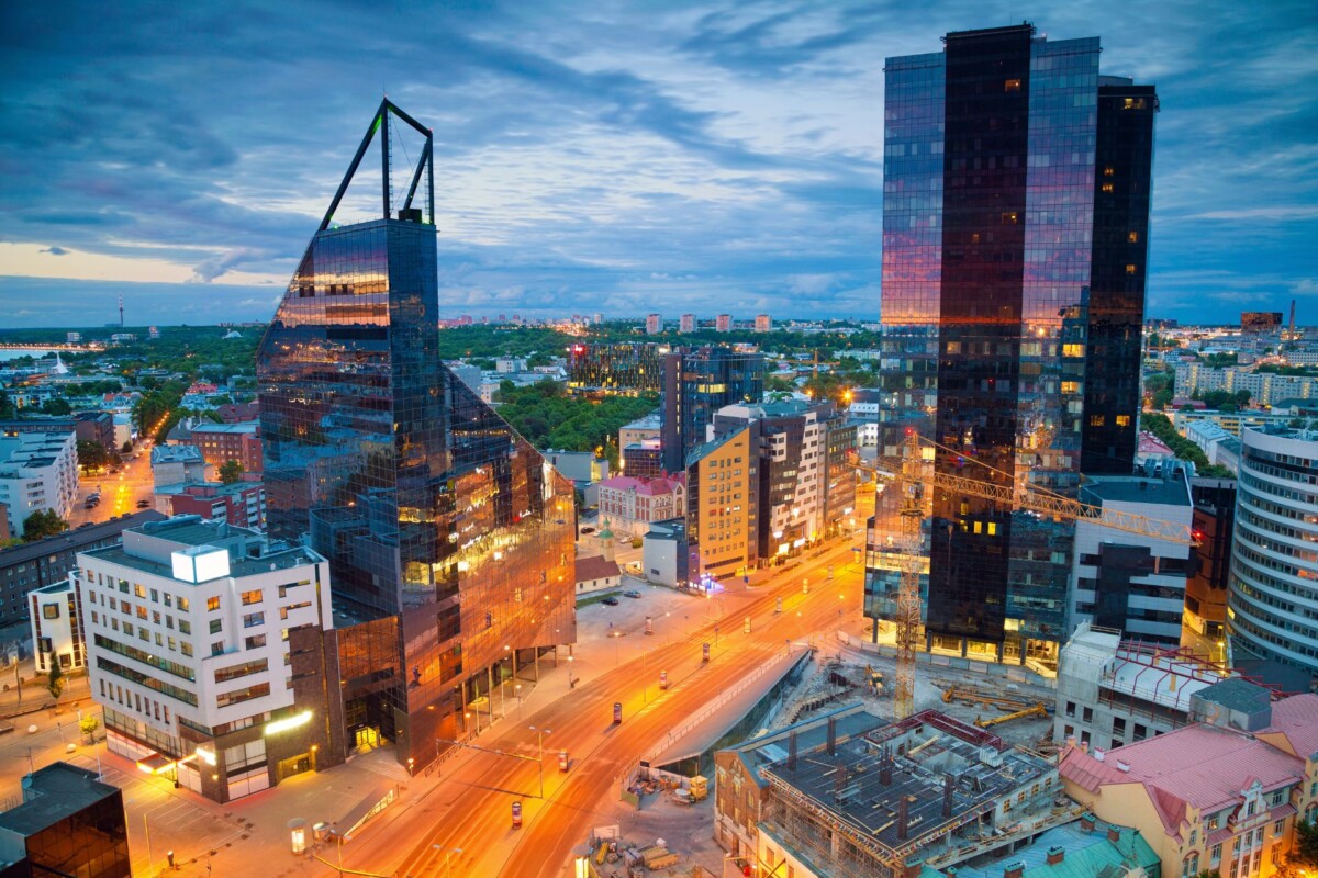 Moderni poslovni centar Tallinna s futurističkim neboderima u večernjem svjetlu