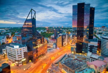 Moderni poslovni centar Tallinna s futurističkim neboderima u večernjem svjetlu