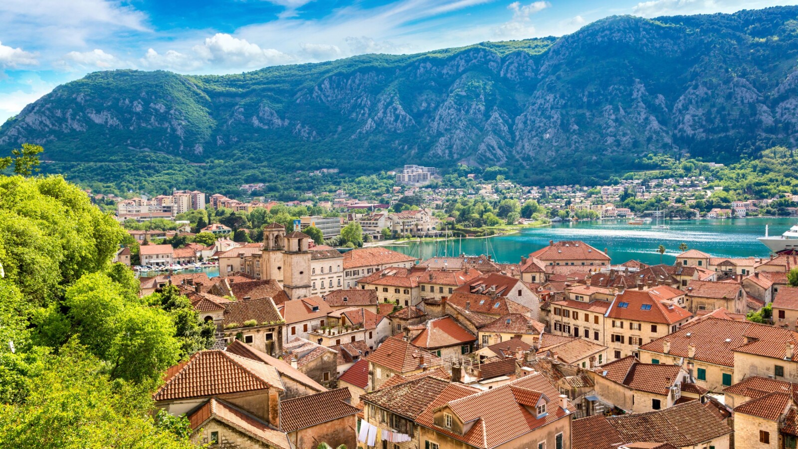 Kotor Crna Gora Pogled na stari grad Kotor, crvene krovove i Bokokotorski zaljev u pozadini – savršen primjer što posjetiti u Kotoru.
