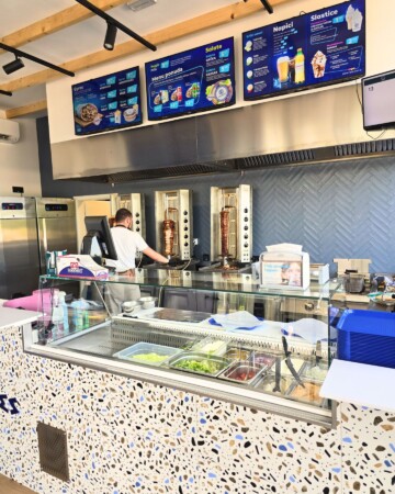 Interijer Gyros Aristoteles u Zagrebu, s prikazom pulta za posluživanje i okomitih roštilja za gyros u pozadini