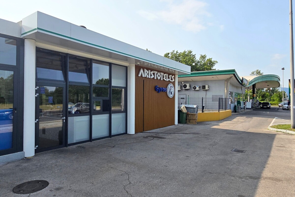 Gyros Aristoteles, mali lokal u Novom Zagrebu pokraj benzinske crpke, koji poslužuje izvrstan gyros u Zagrebu