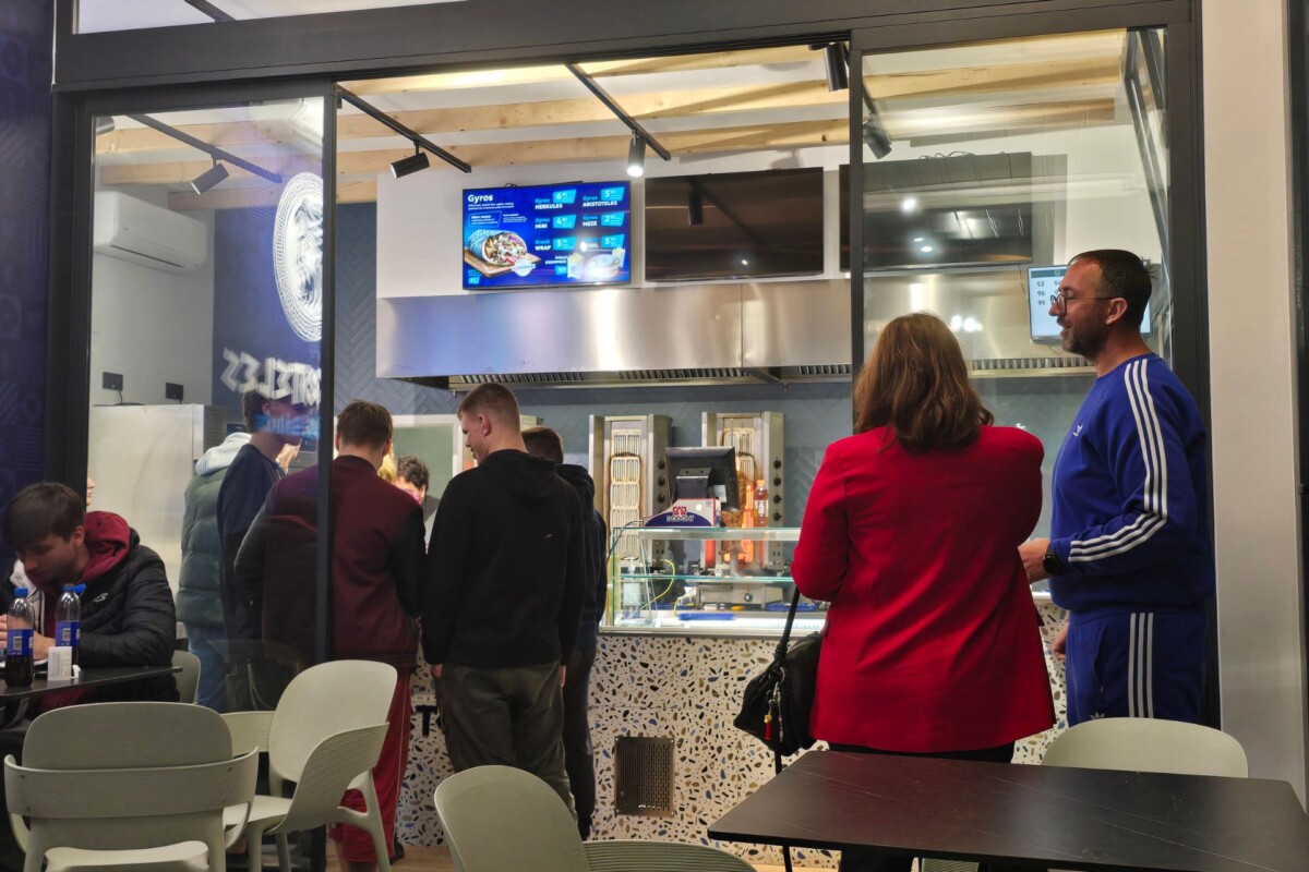 aristoteles-gyros-zagreb-3 Ljudi čekaju u redu ispred pulta lokala za svoj gyros