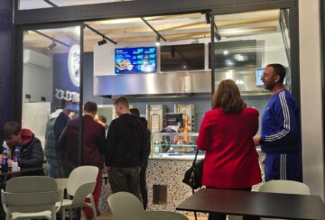 Ljudi čekaju u redu ispred pulta lokala za svoj gyros