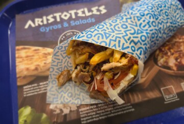 Zamotani gyros s mesom, povrćem i pommes fritesom iz zagrebačkog fast food lokala