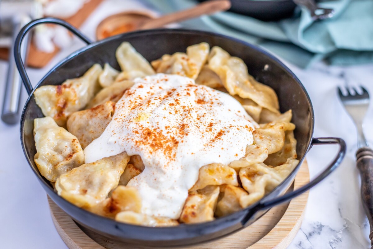 klepe-bosanski-ravioli Domaće klepe s preljevom od kiselog vrhnja i paprike – tradicionalni bosanski ravioli u tavi