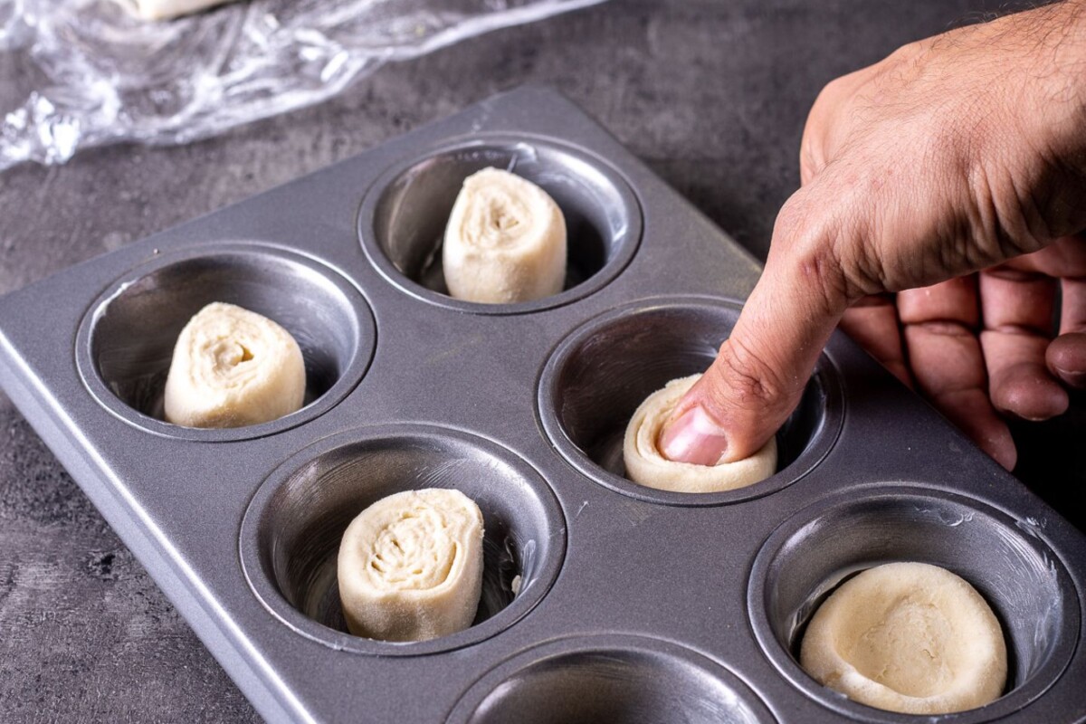 pastel-de-nata-priprema-6 Formiranje podloge u kalupu za muffine – prstima se tijesto utiskuje u oblik.