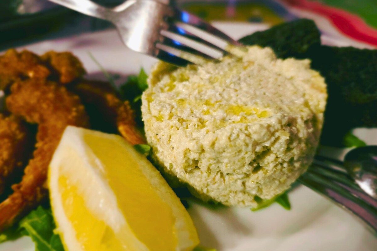 pasteta-od-bakalara Namaz od bakalara iz restorana Ribica i tri točkice, serviran s kriškom limuna i paniranim prilogom na rukoli.