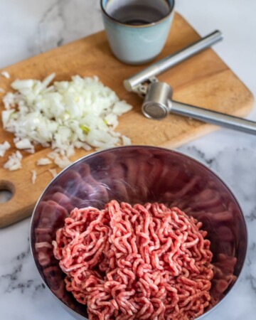 Sastojci za nadjev: sitno sjeckani luk i mljevena junetina za punjenje klepa