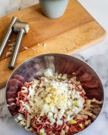 Dodavanje protisnutog češnjaka u smjesu za punjenje – ključan korak u klepe receptu