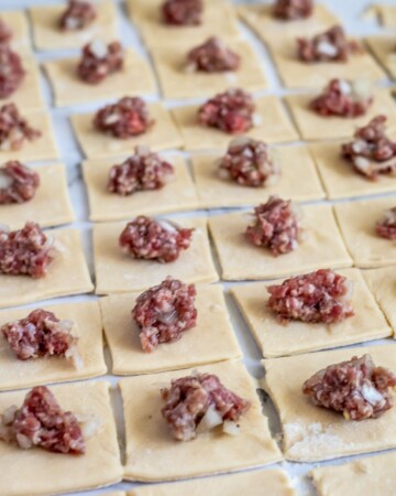 Svaki kvadrat tijesta punjen nadjevom od mesa i luka – priprema bosanskih raviola