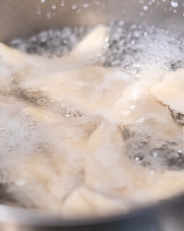 Kuhanje klepa u kipućoj posoljenoj vodi – termička obrada bosanskih raviola