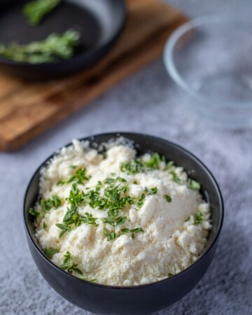 Mješavina svježeg sira, začinskog bilja i parmezana pripremljena za punjenje tikvica.