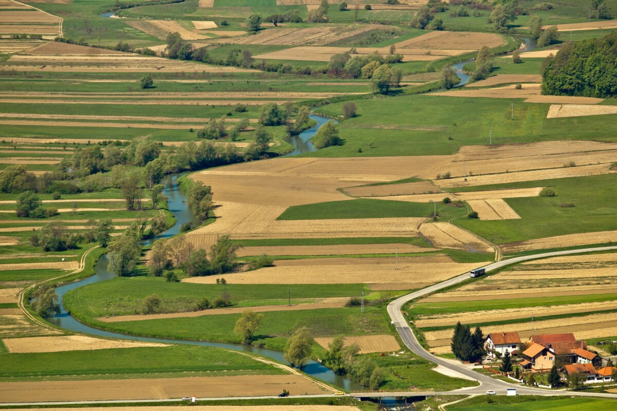 Rijeka Bednja vijuga kroz zelenilo Zagorja