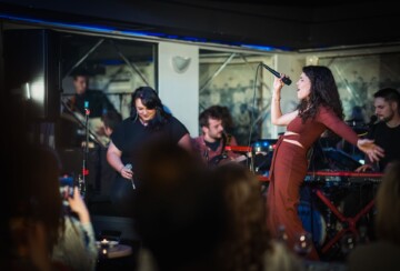 sofar-zagreb-2 Izvođači nastupaju na tajnoj lokaciji tijekom Sofar Sounds koncerta u Zagrebu