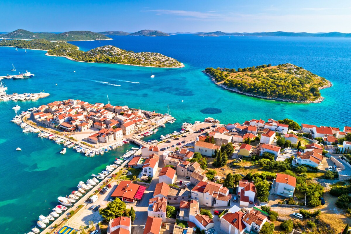 Pogled iz zraka na poluotok na kojem se nalazi stara jezgra u Tribunju
