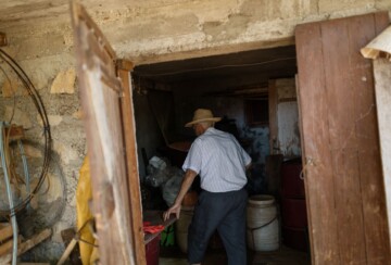 Ante Buktenica Peculo snimljen s leđa, na ulasku u svoj podrum