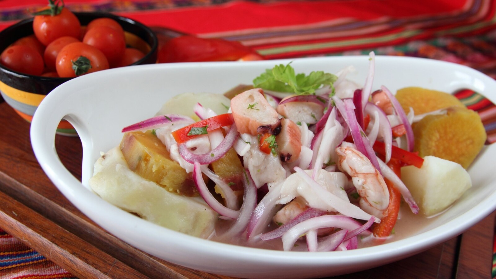 ceviche-1 Znate li što je ceviche i kako se priprema? Riječ je o peruanskom jelu u kojem se riba ili morski plodovi mariniraju u soku cistrusa.