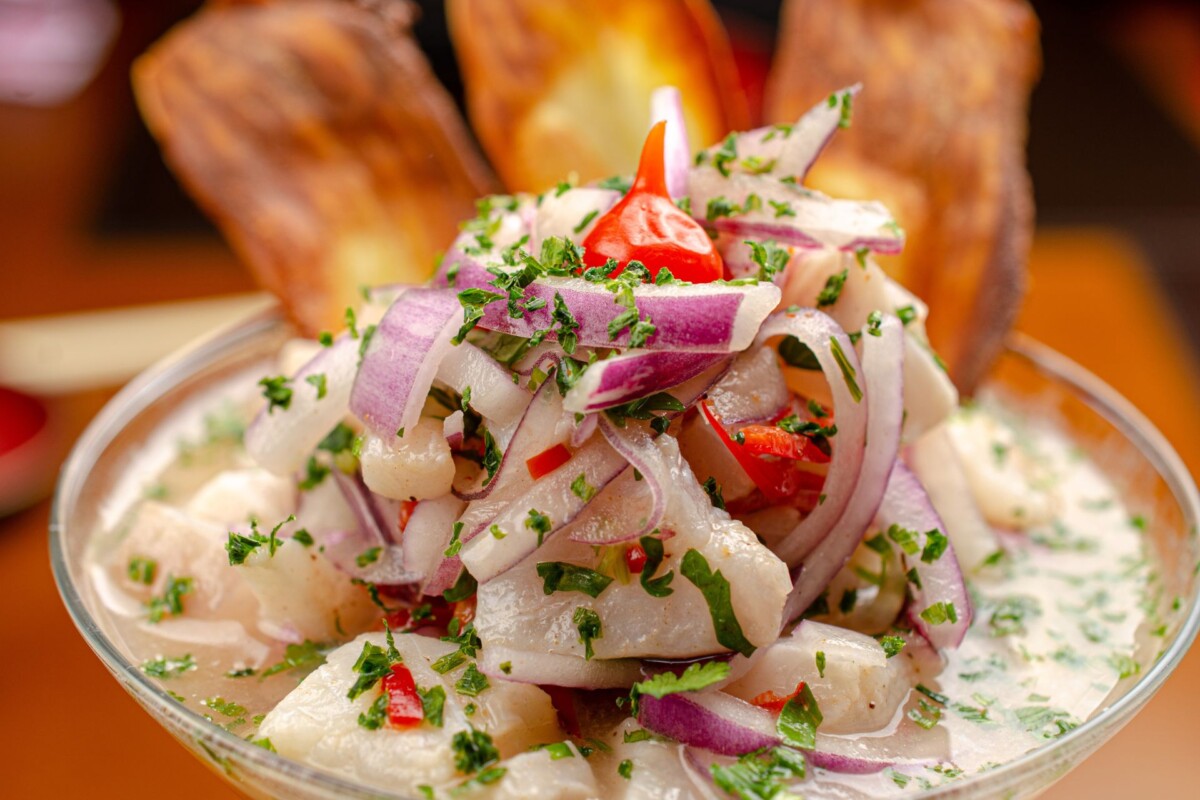 cevicheZnate li što je ceviche i kako se priprema? Riječ je o peruanskom jelu u kojem se riba ili morski plodovi mariniraju u soku cistrusa.