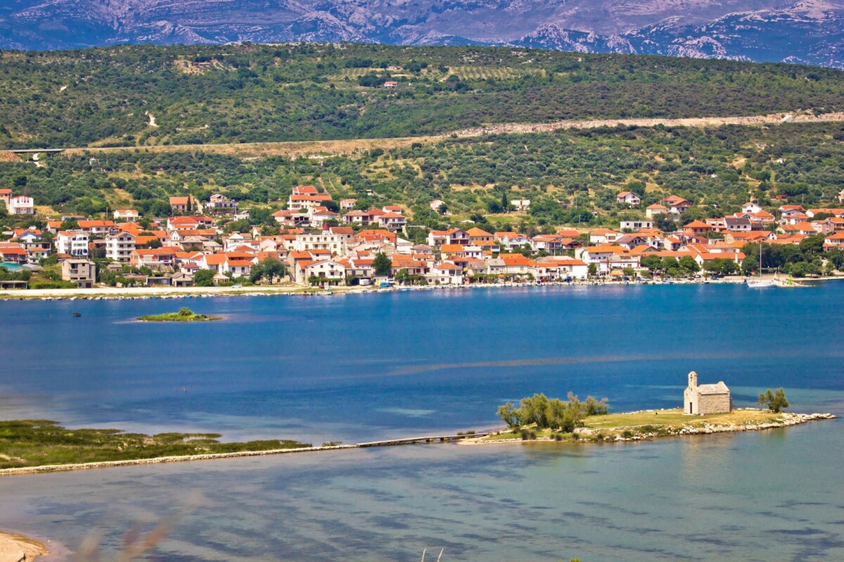 crkva-sv-duha-posedarje4 Crkva Svetog Duha u Posedarju na otoku preko puta mjesta