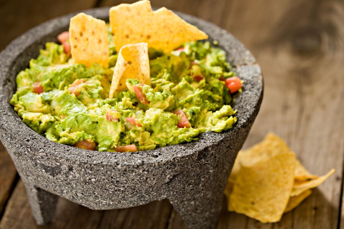 Namaz guacamole s čipsom u keramičkoj sivoj posudi