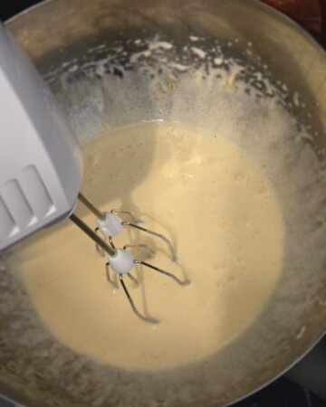 Miješanje jaja i šećera mikserom u posudi dok smjesa ne postane pjenasta.