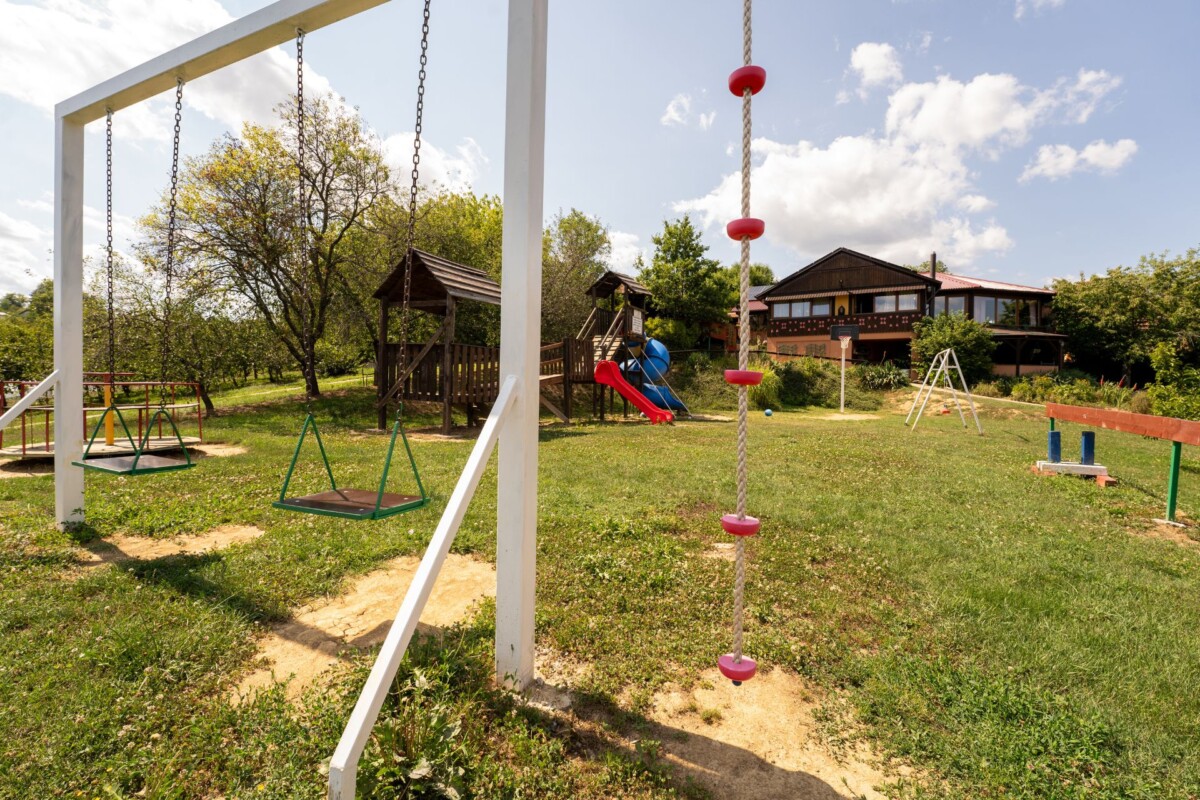 Igralište na imanju Stari mlin Kunek i zgrada restorana u pozadini