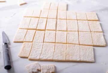 Razvaljano tijesto izrezano na pravokutnike jednakih dimenzija.