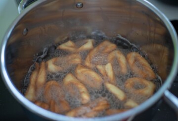 Kroštule u dubokom ulju tijekom prženja, zlatno-smeđe boje. Recept za kroštule.