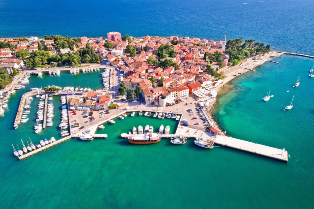 Ovaj hrvatski grad izgleda kao mali komadić Venecije! Ima zidine tik uz obalu i zvonik poput onoga na Trgu svetog Marka