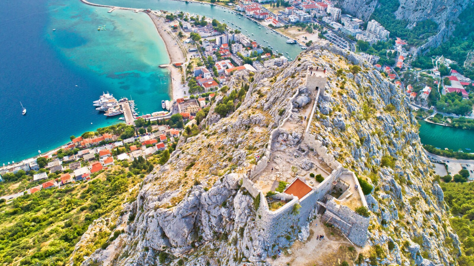 Tvrđava Forica u Omišu snimljena iz zraka i pogled na grad i kanjon cetine