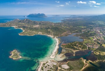 Pogled na otok Tavolara s obližnjeg otoka Olbia