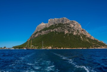 Strme litice otoka Tavolara