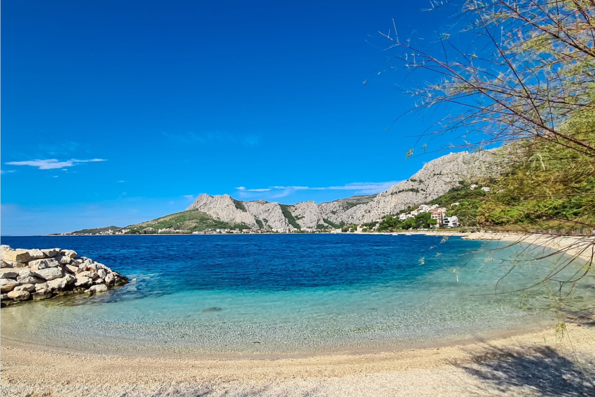 Plaža Brzet u Omišu