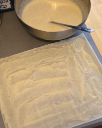 Kora za savijače premazana pripremljenom smjesom od jogurta, griza i jaja.