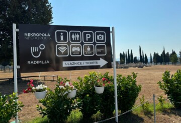 Tabla s informacijama na ulazu u nekreopolu Radmilja