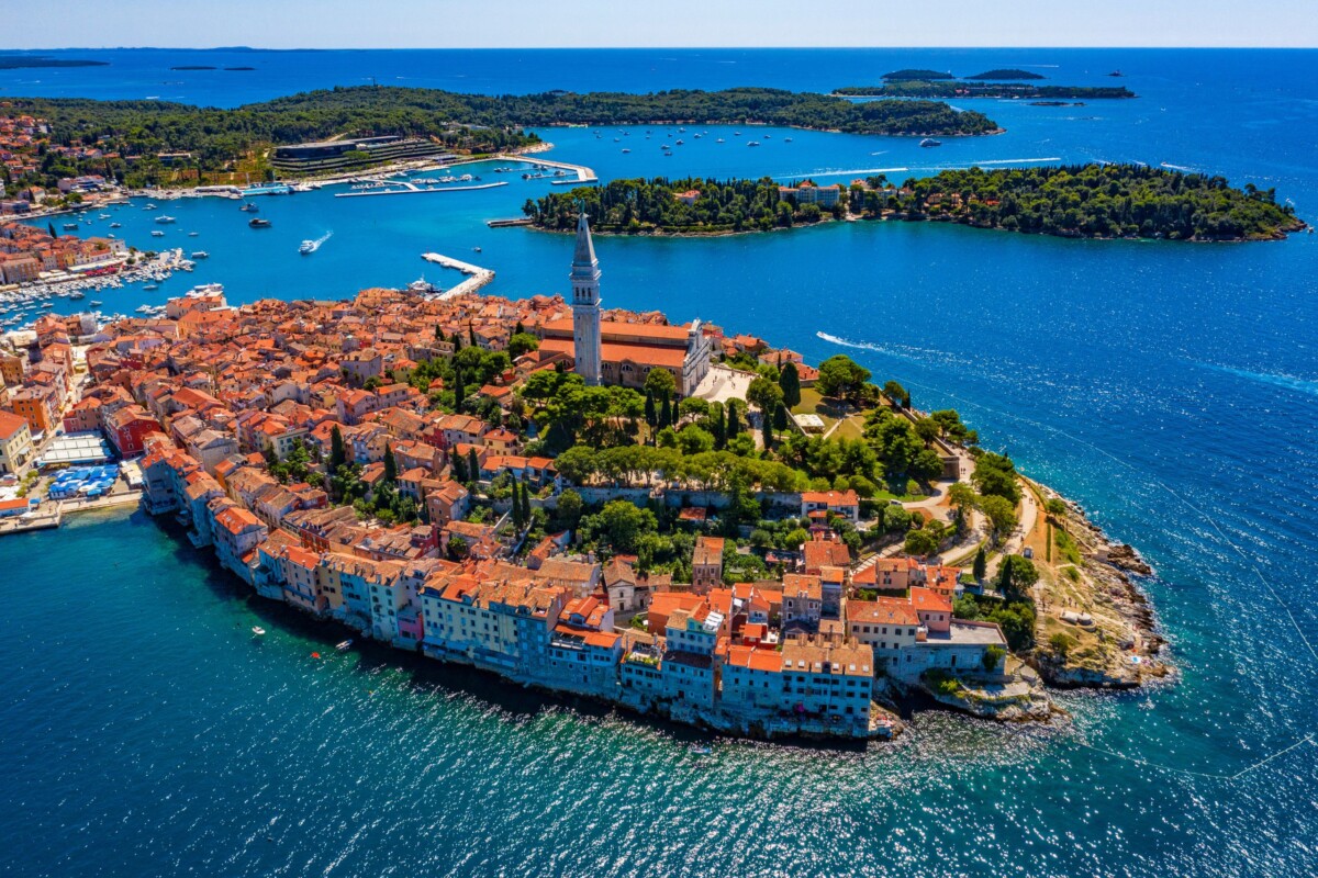 rovinj-istra Pogled na Rovinj i staru gradsku jezgru iz zraka