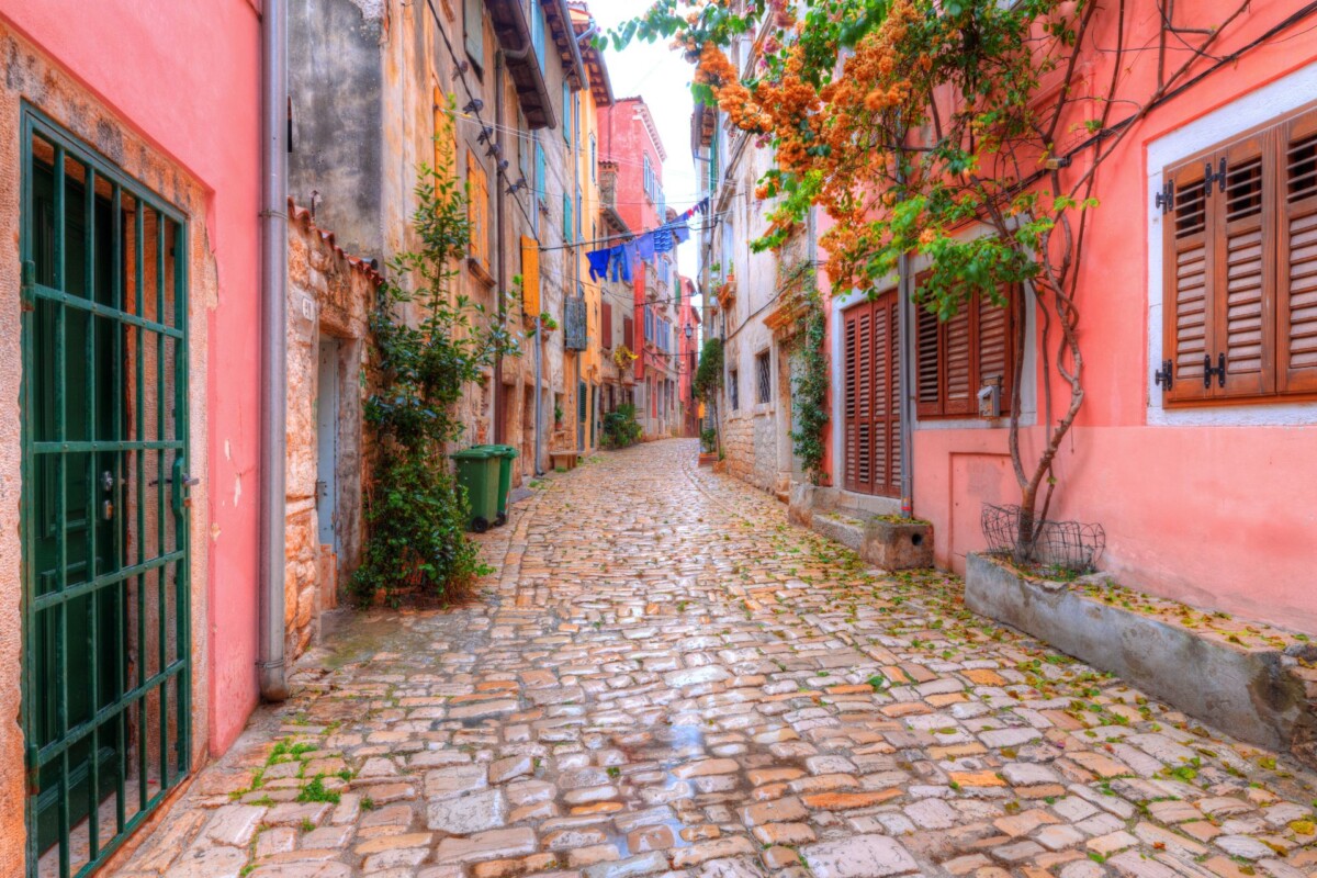rovinj-istra-ulica Slikovita ulica u kamenu koju krije Rovinj i njegova stara gradska jezgra