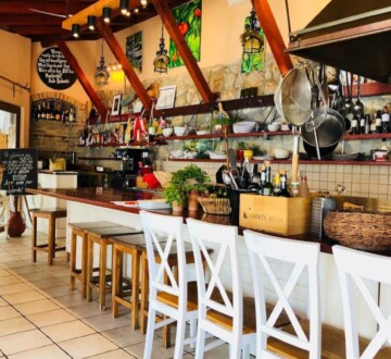 Unutrašnjost restorana Gastro Mare u Kobašu s otvorenom kuhinjom i drvenim detaljima