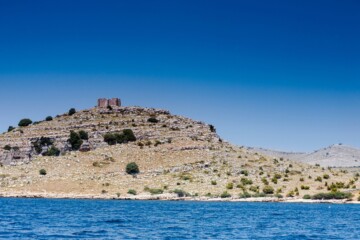 Pogled s mora na otok Kornat i utvrdu Tureta