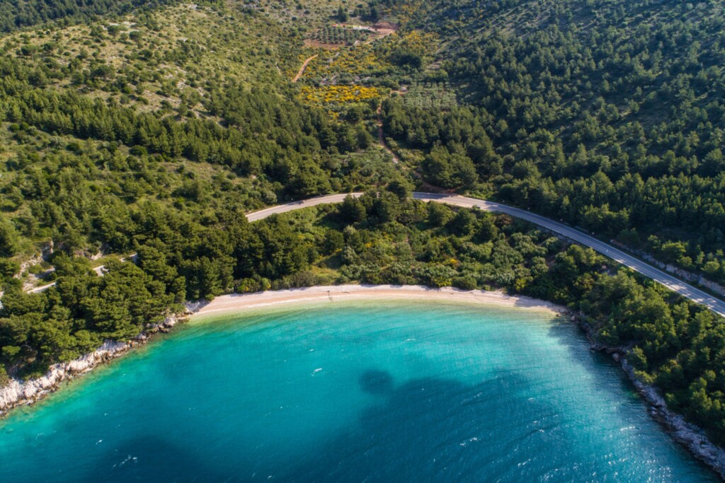 Do ove hrvatske plaže s najbistrijim morem vodi cesta koju su proglasili najljepšom na svijetu! Savršena je za cjelodnevno kupanje