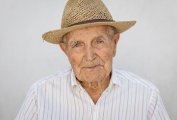 Ante Buktenica Peculo sa slamnatim šeširom, portret na bijeloj pozadini