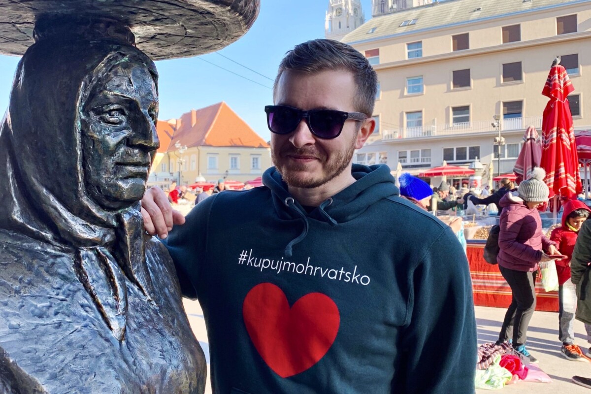 Darko Kontin na Dolcu pored spomenika kumici