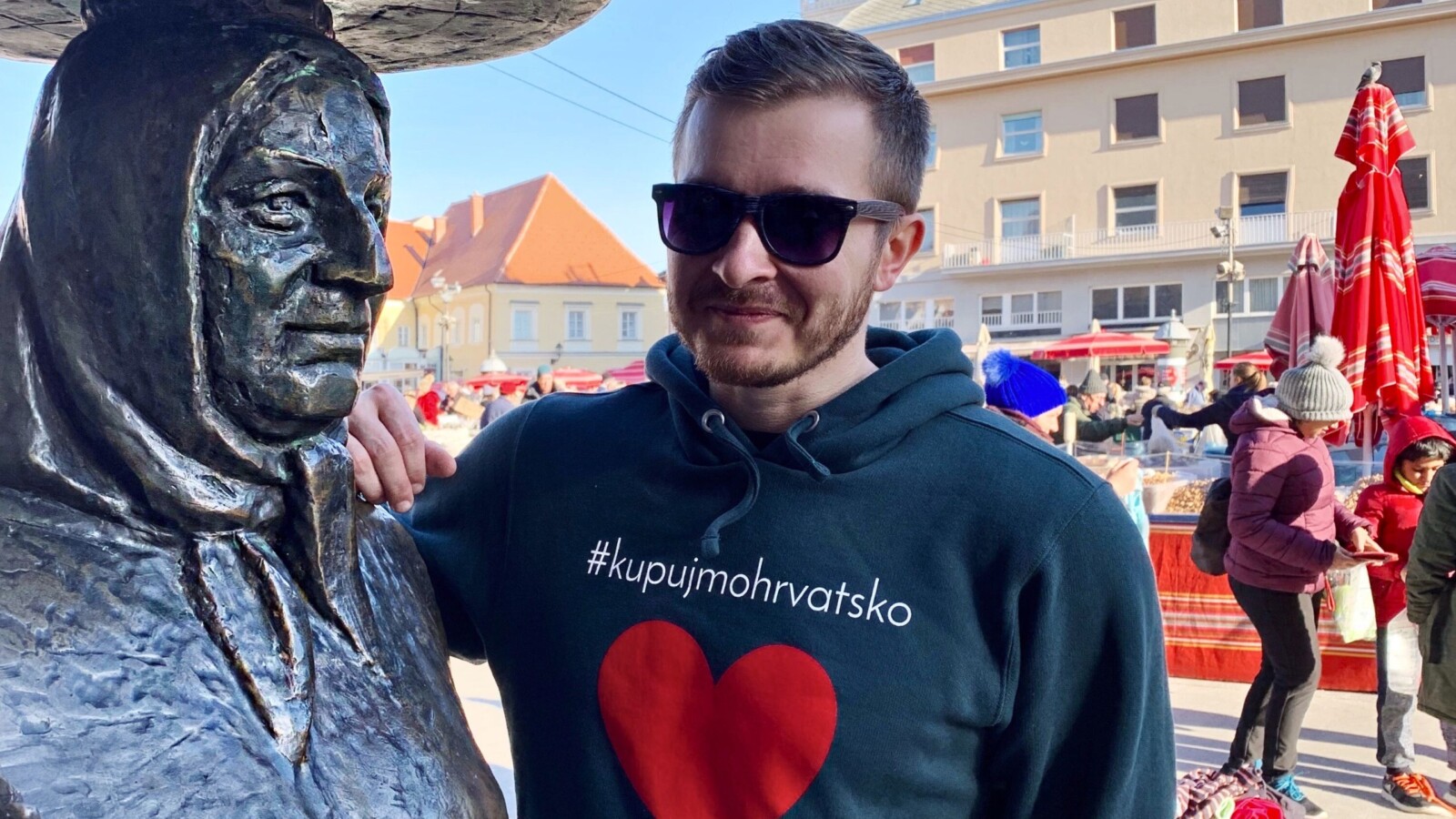 Darko Kontin na Dolcu pored spomenika kumici