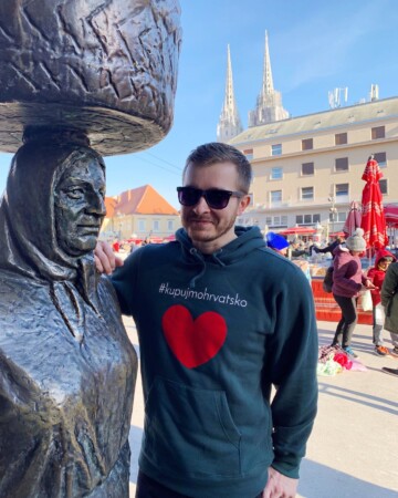 Darko Kontin na Dolcu pored spomenika kumici Barici