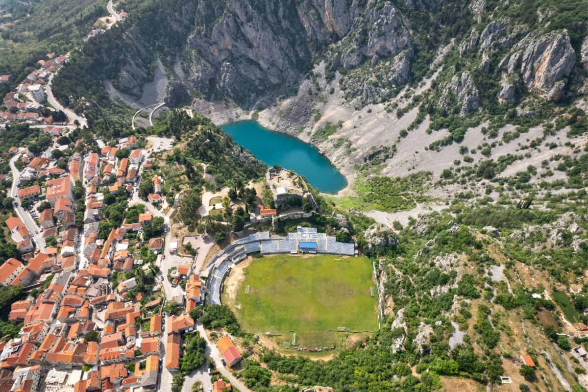 Stadion Gospin Dolac i Modro jezero u Imotskom snimljeni iz zraka