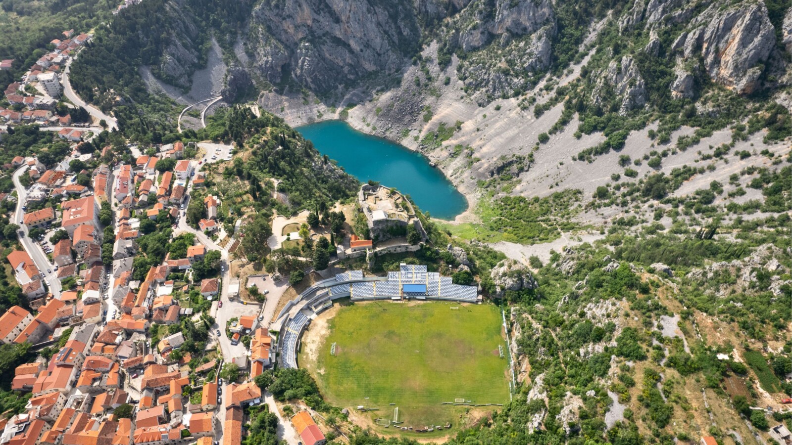 Stadion Gospin Dolac i Modro jezero u Imotskom snimljeni iz zraka