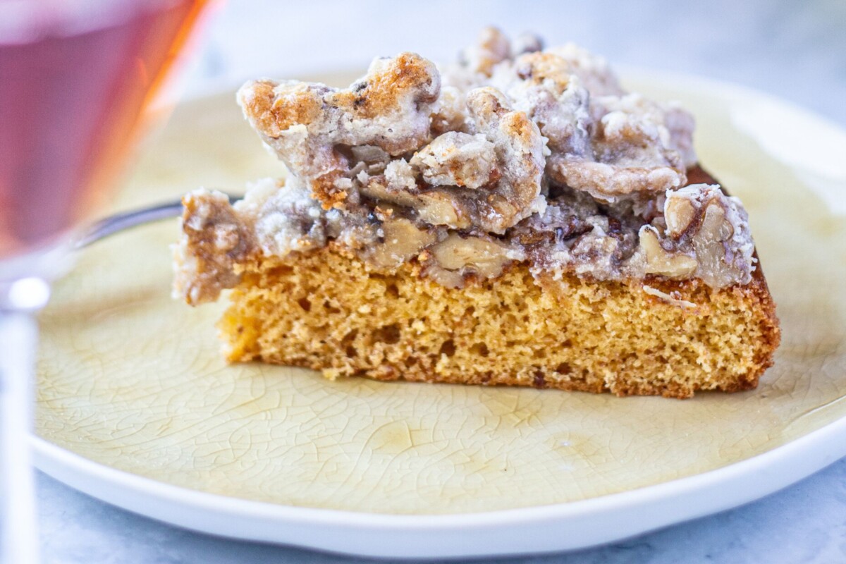 Dolska torta hrapoćuša komad na bijelom tanjuru